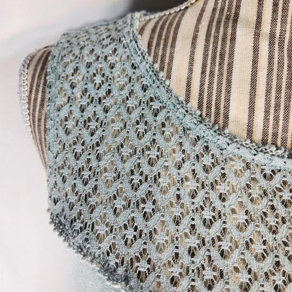 H&M Blue/Green Lace Front Neckline Sleeveless Top Size Medium - Picture 3 of 8